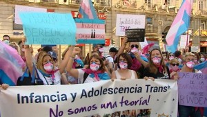 Grupo de manifestantes en defensa de la Ley Trans Estatal. Fuente: Atlasagencia