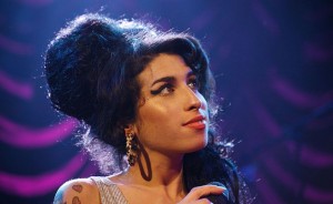 Amy Winehouse durante una actuación en televisión en 2007