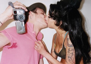 Blake Fielder, expareja de la artista, cámara en mano en una sesión para Terry Richardson