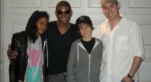 Justin Bieber con su manager Scooter Braun y su mentor, Usher, en 2008.