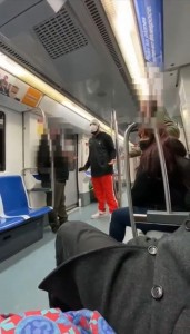 Performance de Aissa en el metro. Fuente: Youreact247