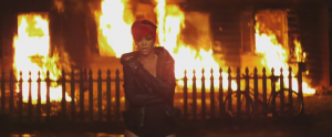 Fotograma de Love The Way You Lie. Rihanna y a sus espaldas el símbolo del videoclip|Captura propia
